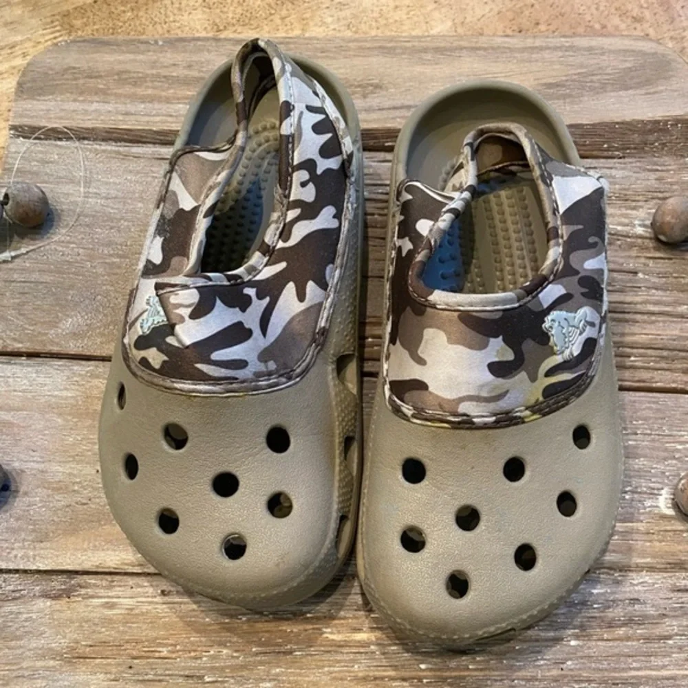 CROCS Tan and Camo Men’s 1 Women’s 3 Material Slingback Shoe.‎